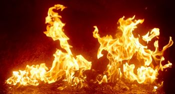 火は本当に怖いもの。火の燃え移るスピードは本当に速くて、煙を吸うと体が動かなくなる